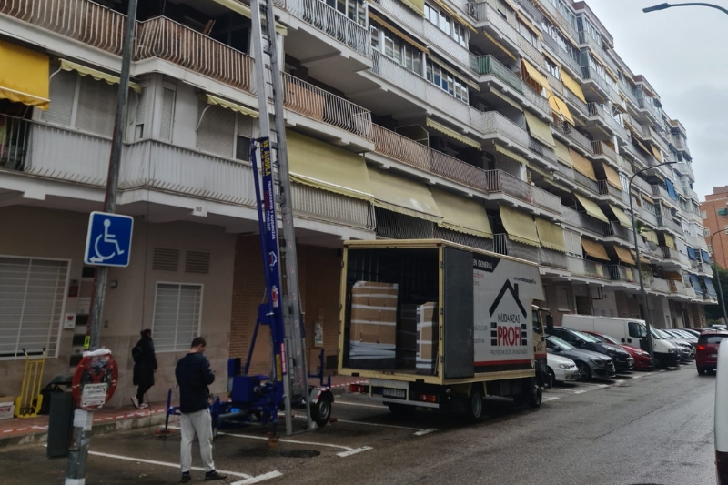 alquiler de una grúa montamuebles